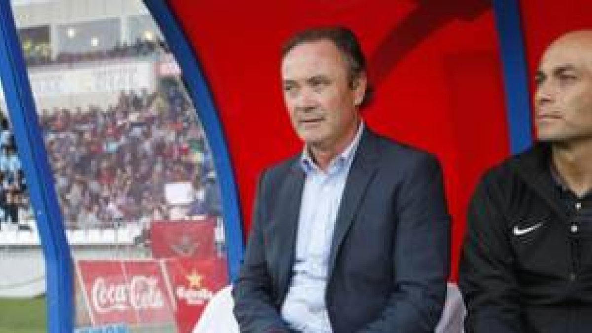 Juan Ignacio Martínez, JIM, antes de comenzar el partido entre el Almería y el Levante.-Foto: EFE / CARLOS BARBA