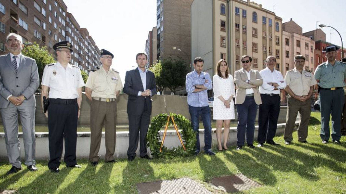 El alcalde y autoridades políticas y militares en el homenaje a las víctimas de ETA.-SANTI OTERO