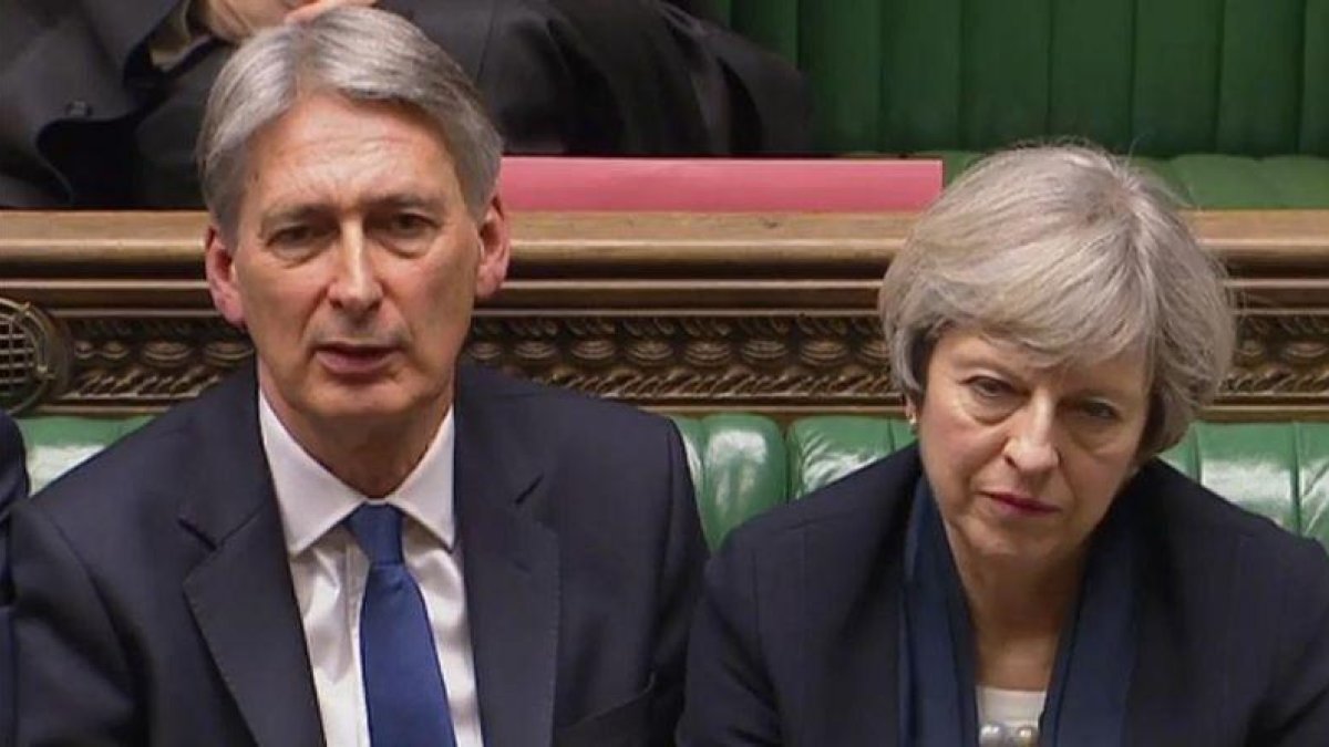 Hammond y May, en la presentación del presupuesto en el Parlamento.-AFP