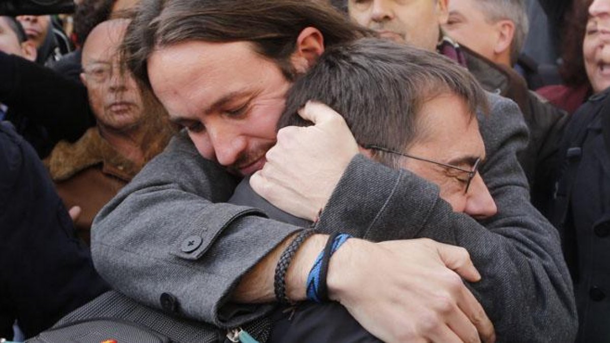 Monedero se fundió en un cariñoso abrazo con el líder de Podemos.-A. CATALÁN