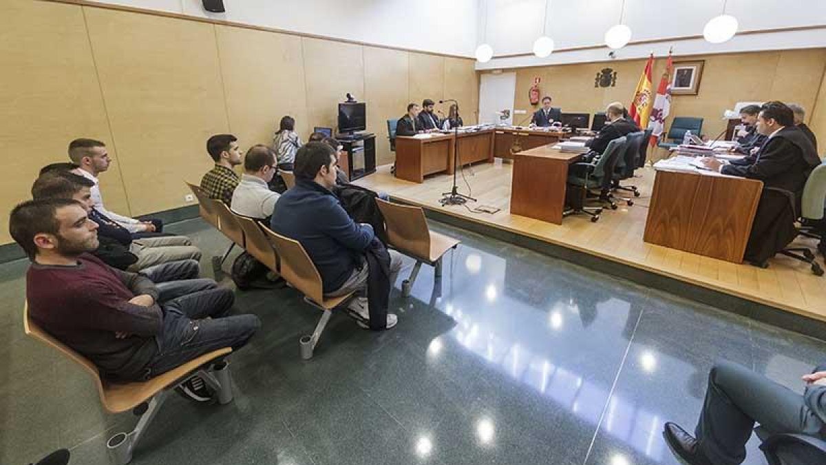 El juicio celebrado en marzo estuvo protagonizado por las doce personas detenidas en los disturbios del 10 de enero de 2014.-SANTI OTERO