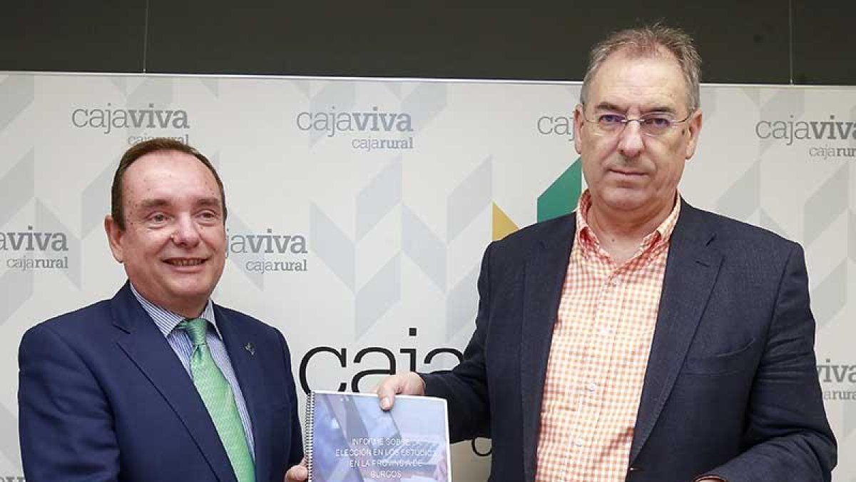 El director general de Cajaviva y el presidente de FAE presentaron ayer el informe sobre la elección en los estudios.-RAÚL OCHOA