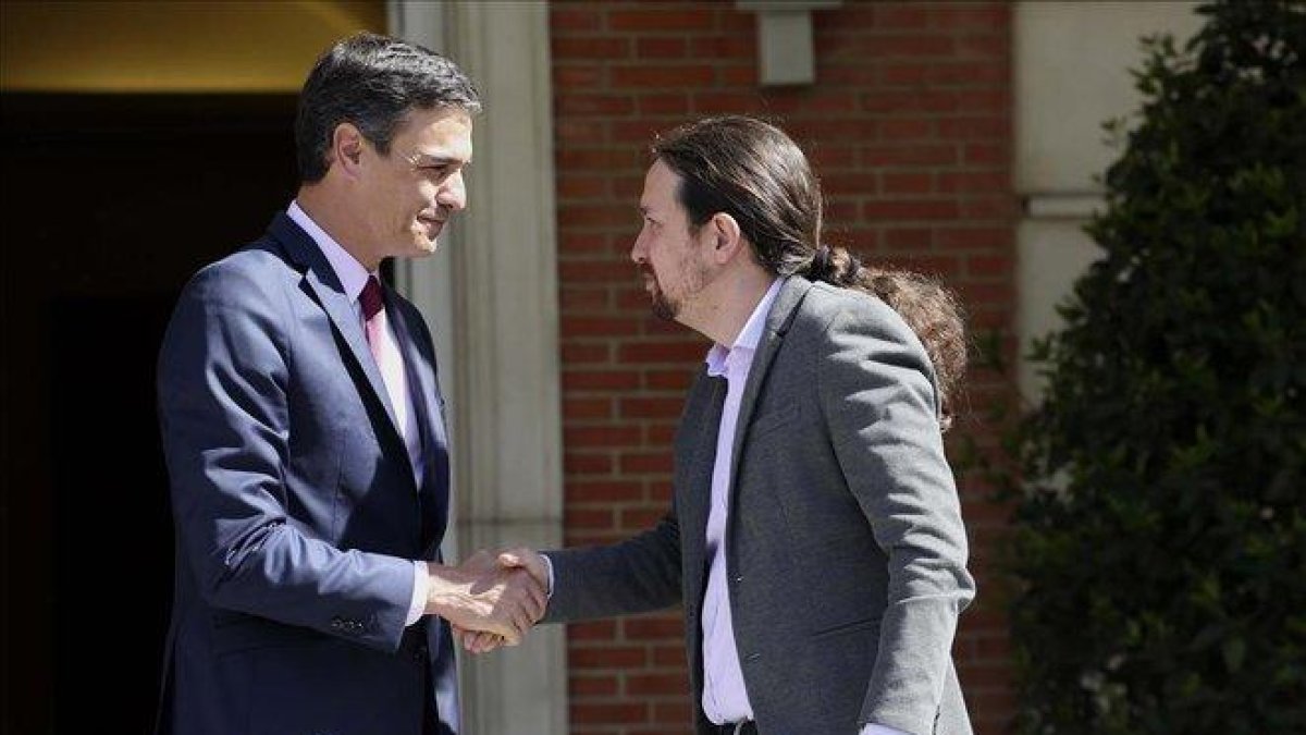 Pedro Sánchez y Pablo Iglesias, el pasado 7 de mayo en la Moncloa.-DAVID CASTRO
