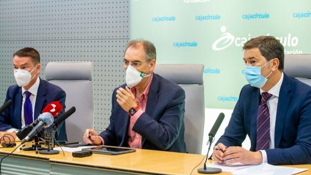 El representante legal de Yucon ante la AFE, José Sánchez Parra, Miguel Ángel Benavente, y el abogado burgalés Diego Velázquez, responsable de la querella, ayer durante su comparecencia. SANTI OTERO