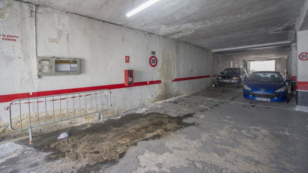El interior del garaje, que tiene entrada por calle Santiago y Pérez Platero, presenta humedades.-ISRAEL L. MURILLO