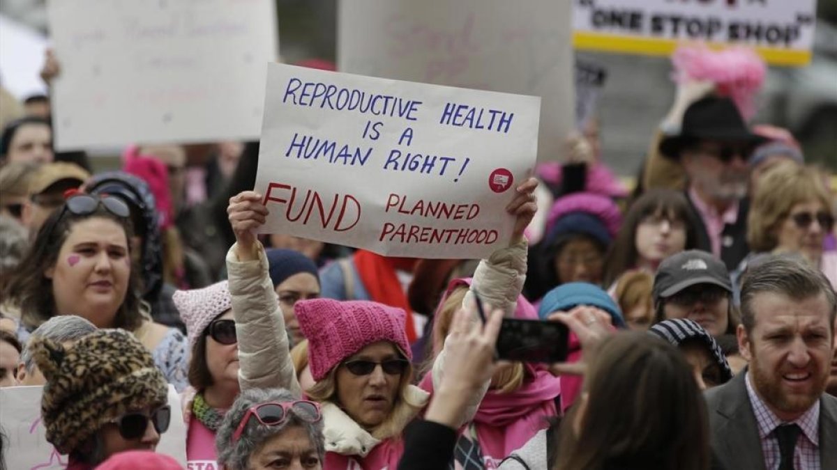 Defensores de Planned Parenthood en una manifestación en Sacramento, en 2017-RICH PEDRONCELLI (ASSOCIATED PRESS)