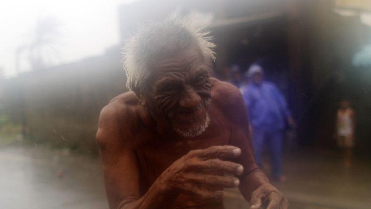 Un anciano camina por las calles de Aparri mientras azota el tifón Mangkhut en la provincia de Cagayan.-FRANCIS R. MALASIG (EFE)