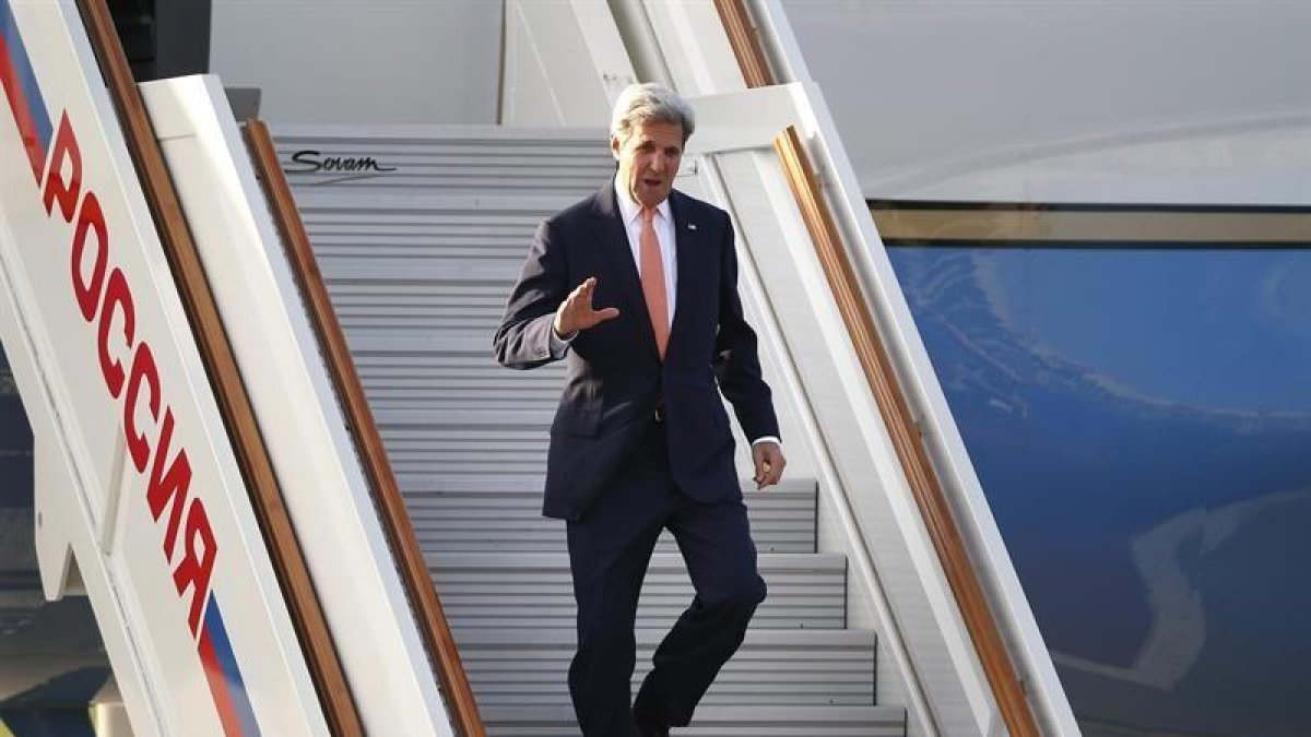 El secretario de Estado de Estados Unidos, John Kerry a su llegada al aeropuerto Vnukovo de Moscú.-EFE/Yuri Kochetkov