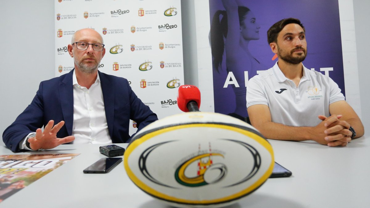 El presidente gualdinegro, IñakiSicilia, junto al preparador físico Jorge Rueda en un momento de la presentación. SANTI OTERO