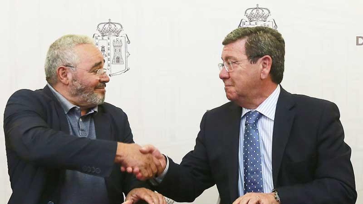 Jiménez (i) y Rico (d) firmaron ayer el convenio de colaboración para la labor de promoción de la muestra.-R. O.