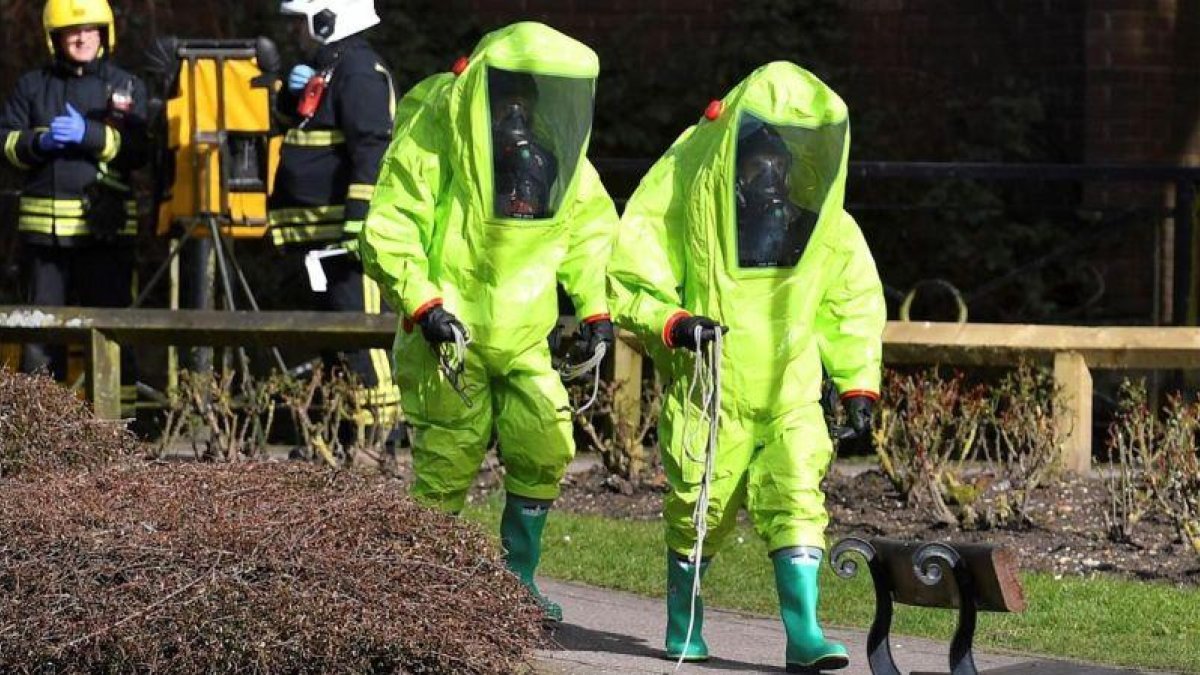 Miembros de los servicios de emergencia llegan al lugar donde fueron envenenados con Novichok el exespía ruso Sergei Skripal y su hija Yulia, el 8 de marzo.-AFP / BEN STANSALL