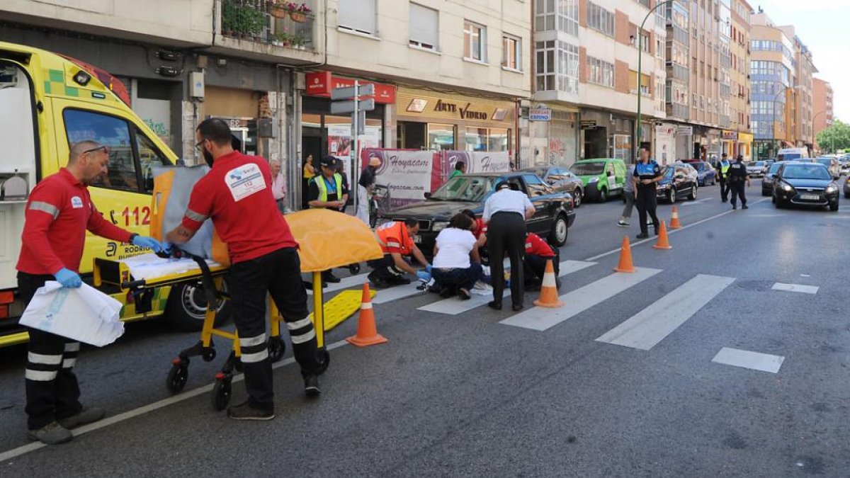 Sanitarios y Policía atienden a la mujer que fue atropellada el pasado martes.-ISRAEL L. MURILLO
