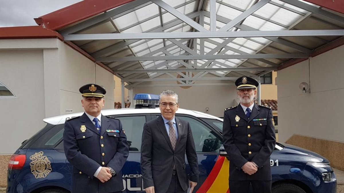 Roberto Saiz y Jesús María Nogales dan la bienvenida al nuevo inspector jefe, José Joaquín Gomá Torres.-L. V.