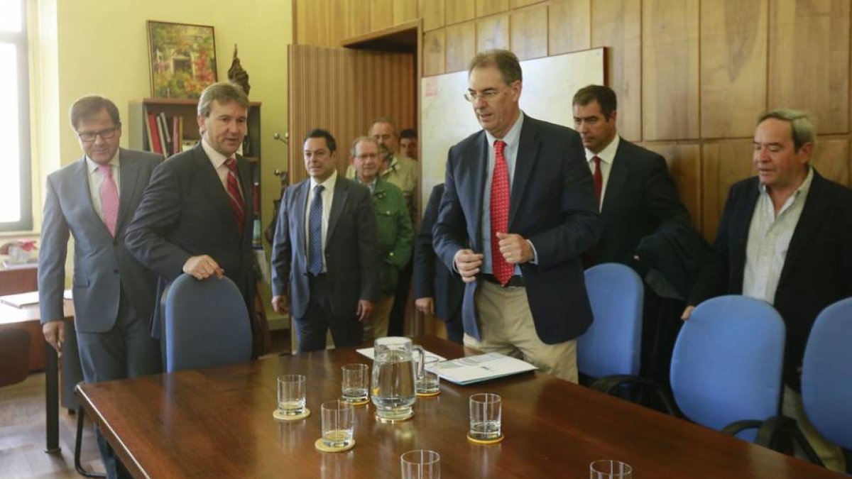 Reunión entre el alcalde de Burgos y la junta directiva de FAE.-RAÚL G. OCHOA