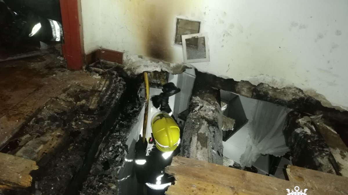Los Bomberos intervienen en la vivienda. BOMBEROS DE BURGOS