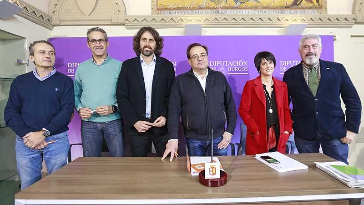 Miguel de Lucio (tercero por la izquierda) junto a tres de sus ya excompañeros de Ciudadanos y la edil Lidia Isla (PSOE).-RAÚL G. OCHOA
