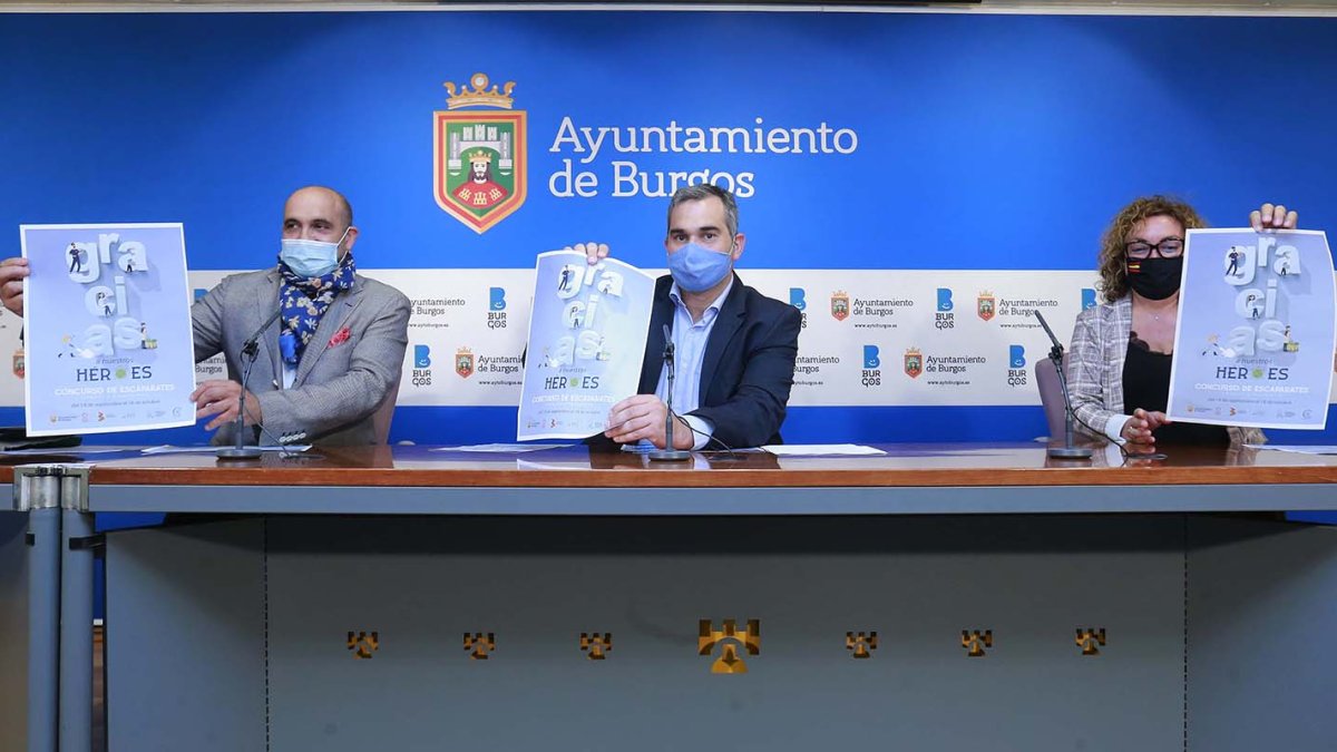 Fernando de la Varga, Leví Moreno y Consuelo Fontecha con el cartel del concurso. RAÚL G. OCHOA