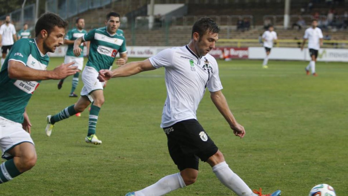 Gabri Gómez realiza un pase en el transcurso del encuentro ante el Coruxo.-RAÚL G. OCHOA