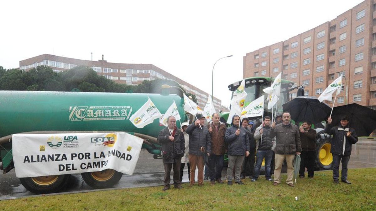 Un momento de la concentración de ayer en Burgos, y que coincidió con las celebradas en otras provincias.-I. L.M.