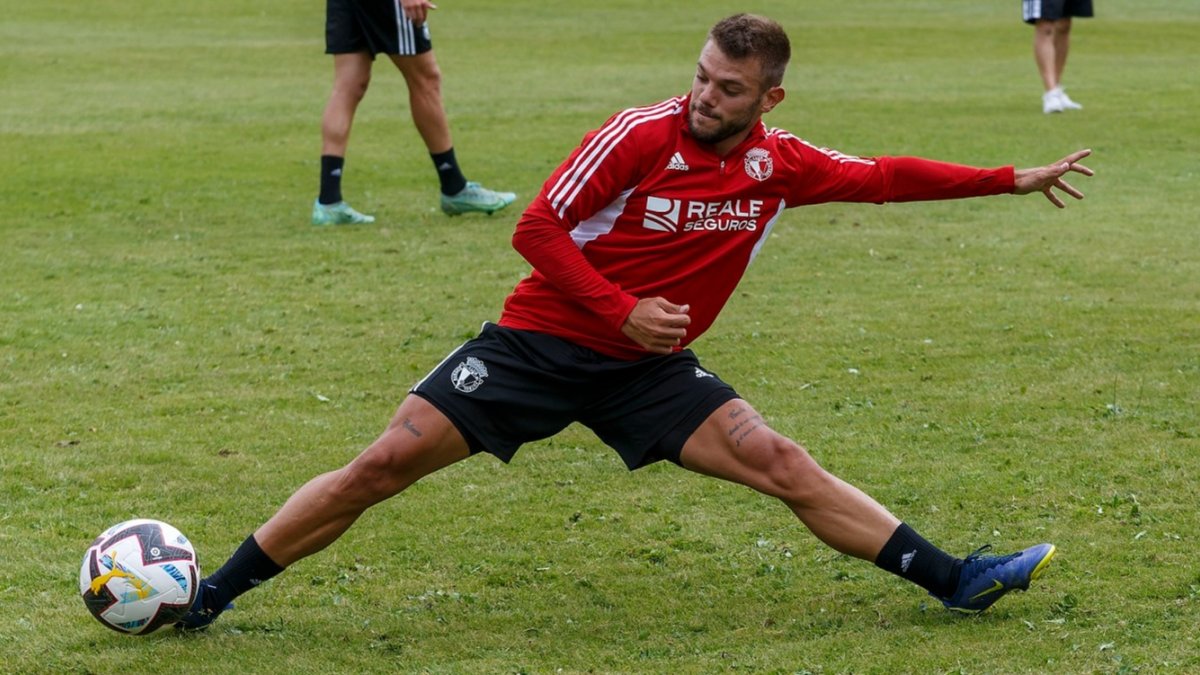 Borja González, durante un entrenamiento con el Burgos CF. SANTI OTERO