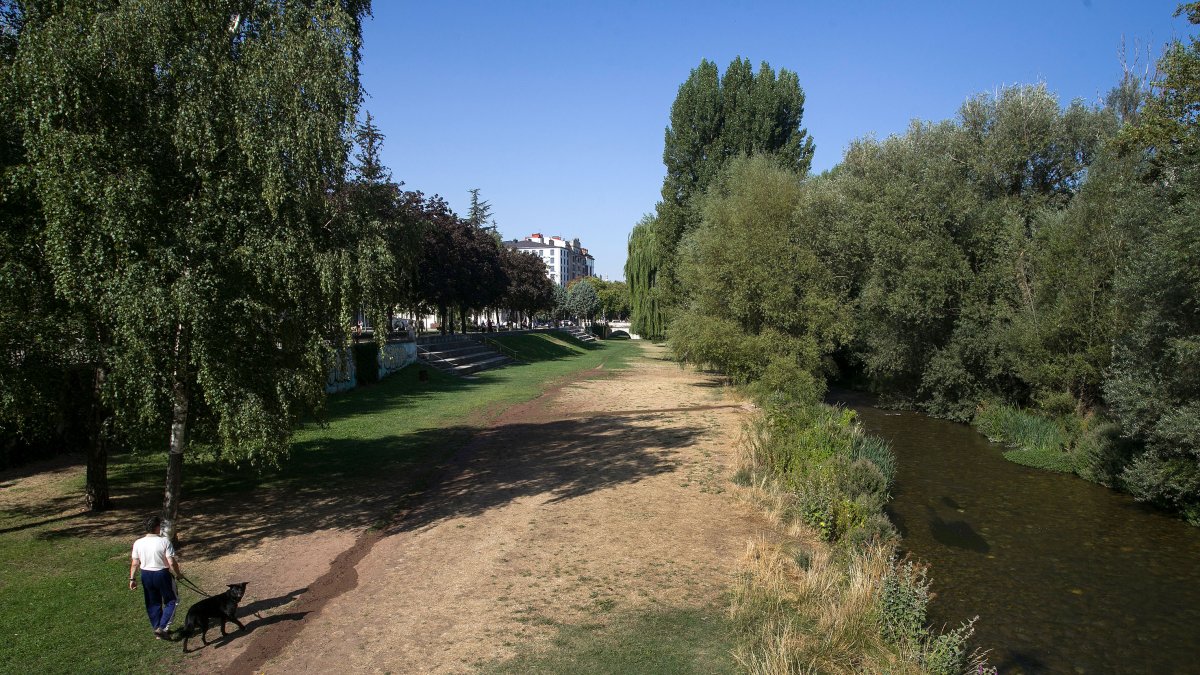 Vista del río Arlanzón desde la pasarela de la Evolución. TOMÁS ALONSO