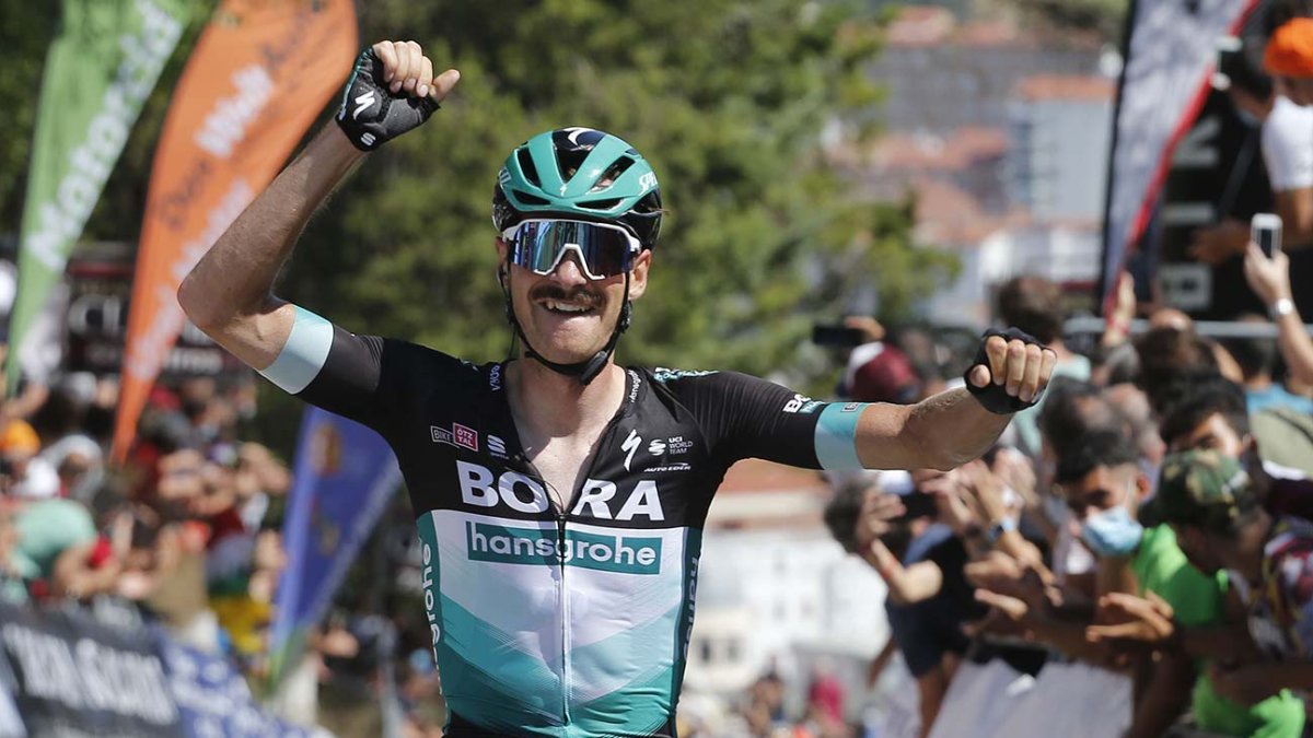 Felix Grossschartner (Bora Hansgrohe) atraviesa victorioso la línea de llegada de la primera etapa de la Vuelta a Burgos. SANTI OTERO