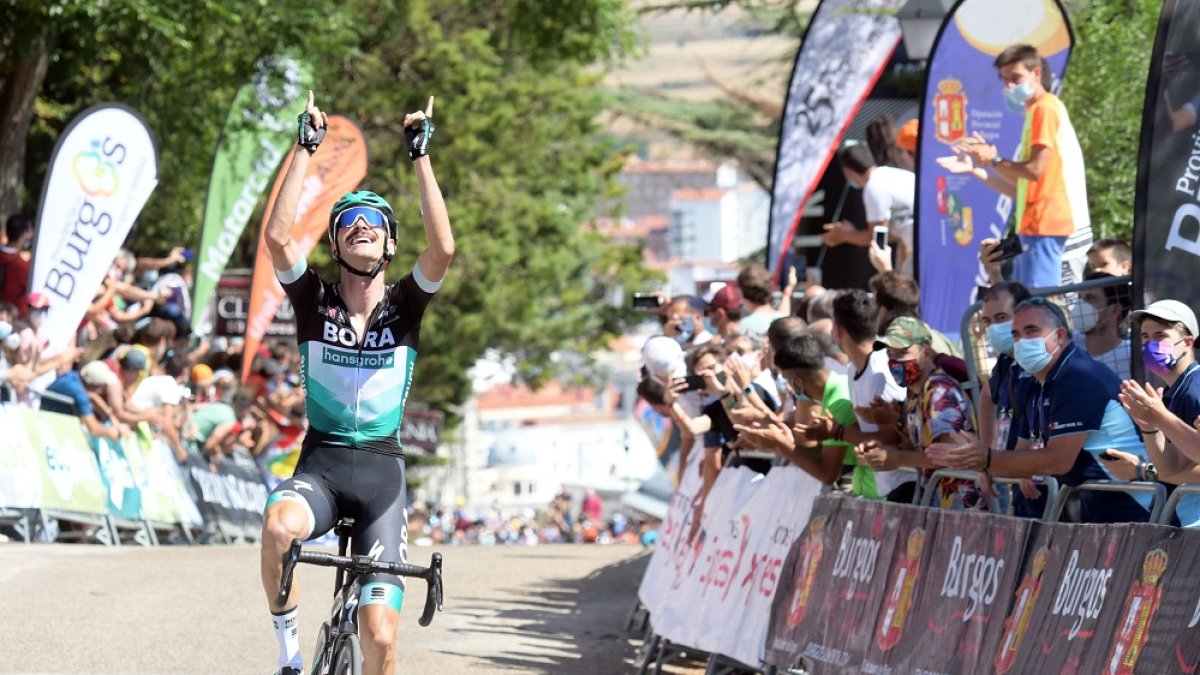 El ganador celebra la victoria al cruzar la meta. ICAL