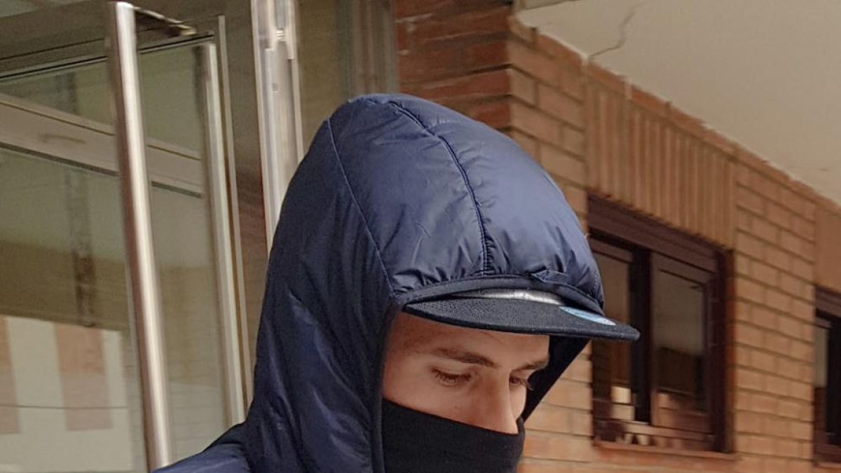 Uno de los testigos sale de los juzgados tras declarar.-L. V.