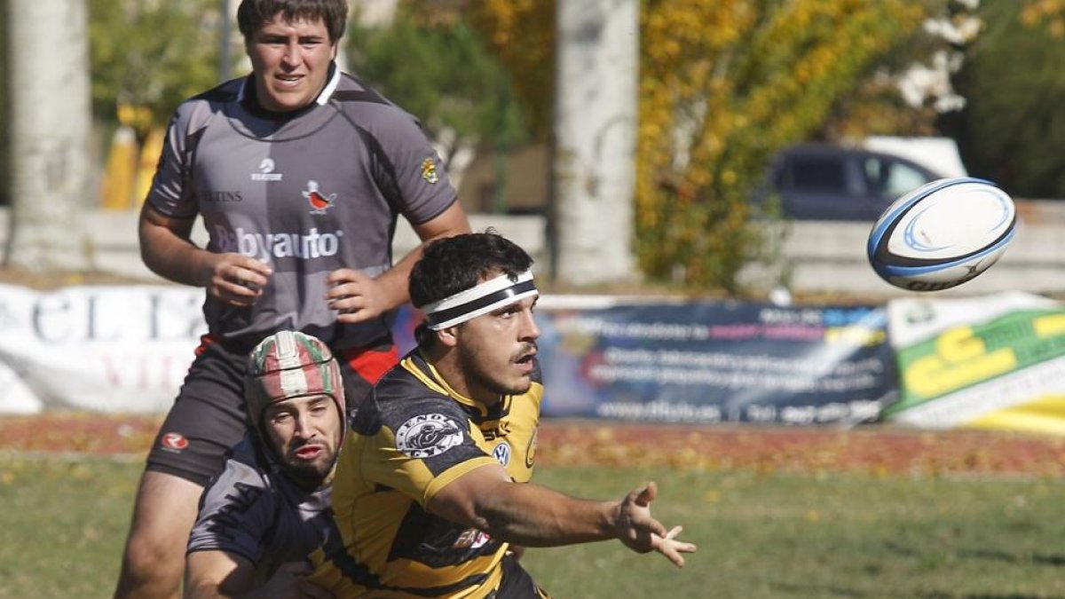 Jorge Fuente transmite el oval en el offload.-SANTI OTERO