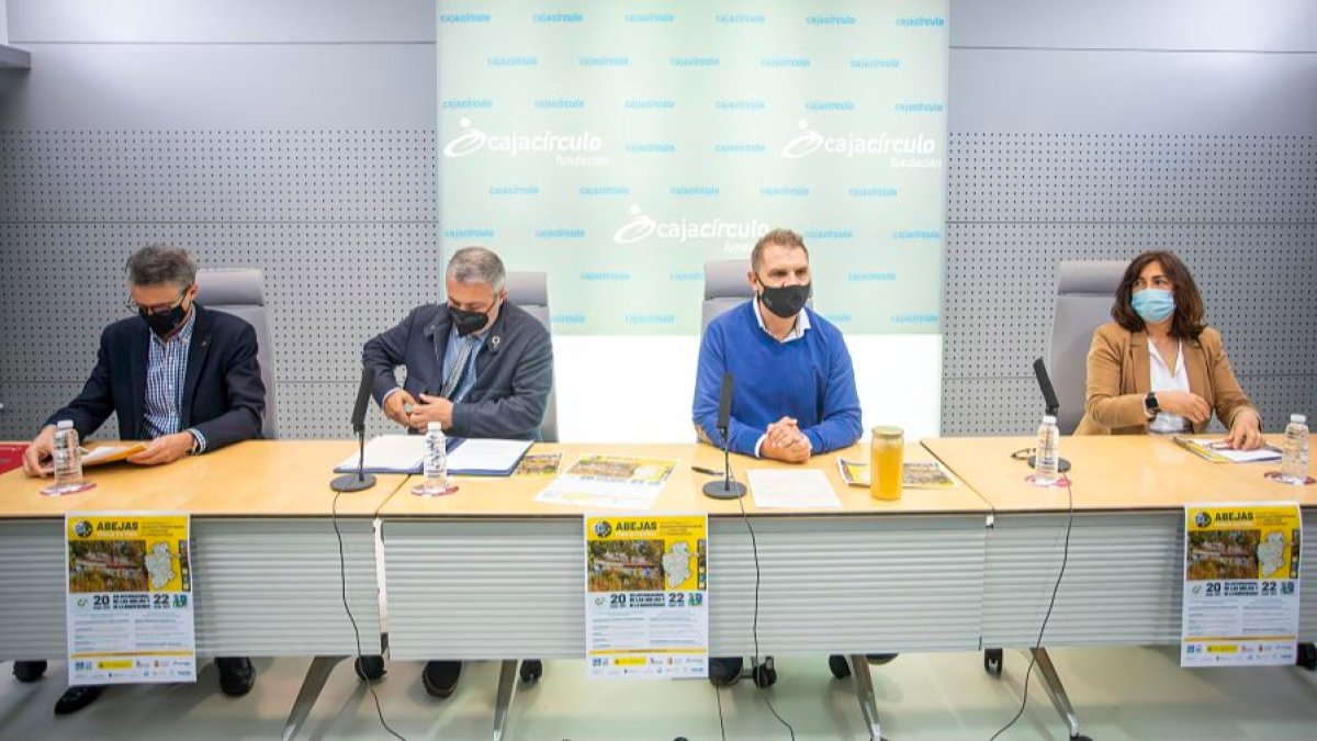 Emilio de Domingo, Pedro de la Fuente, Roberto Lozano y Blanca González durante la presentación del inventario de arquitectura apícola de la Fundación Oxígeno. SANTI OTERO