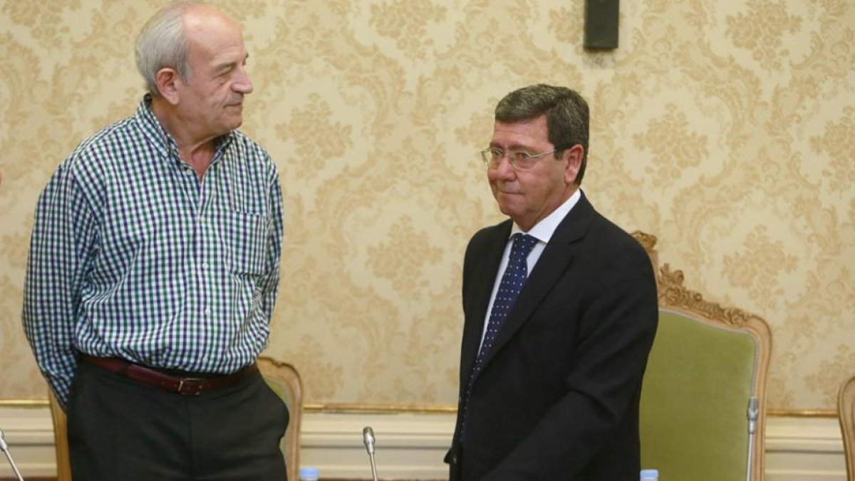 El responsable de Hacienda, José María Martínez, y el presidente de la Diputación, César Rico.-RAÚL G. OCHOA