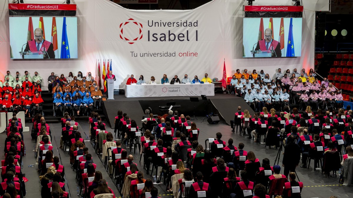 Instante de la graduación de alumnos de la Universidad Isabel I que se celebró en el Polideportivo Municipal de El Plantío. SANTI OTERO