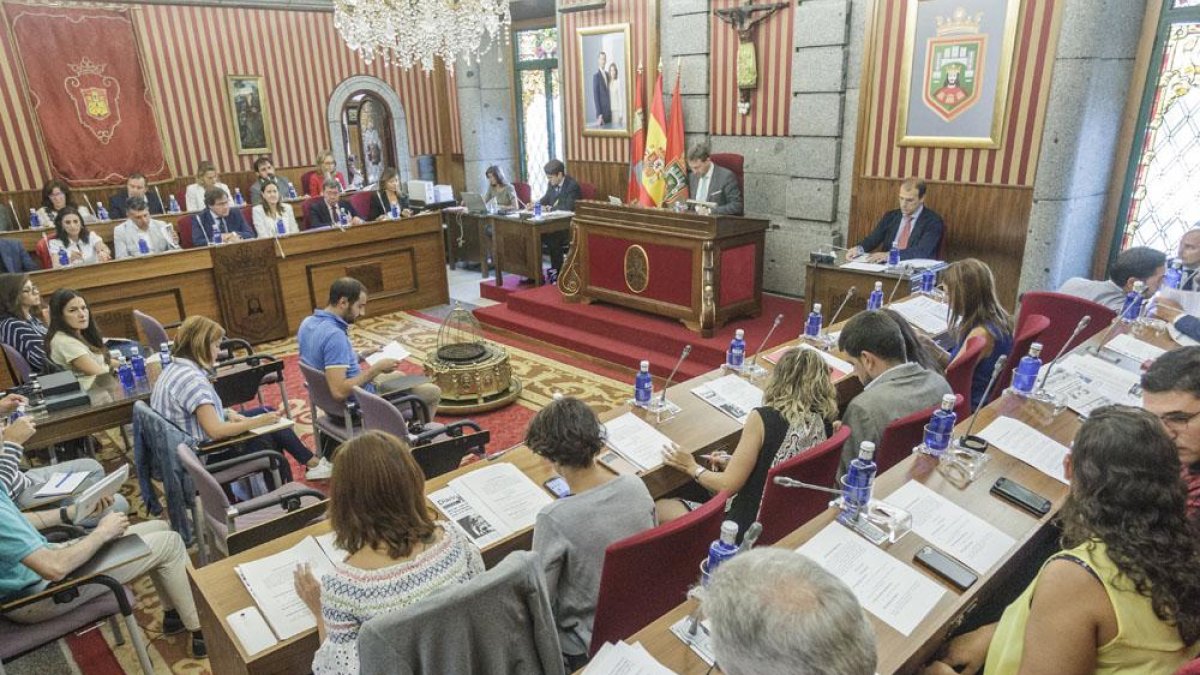 La sesión de septiembre estuvo centrada en el debate sobre las barracas.-SANTI OTERO