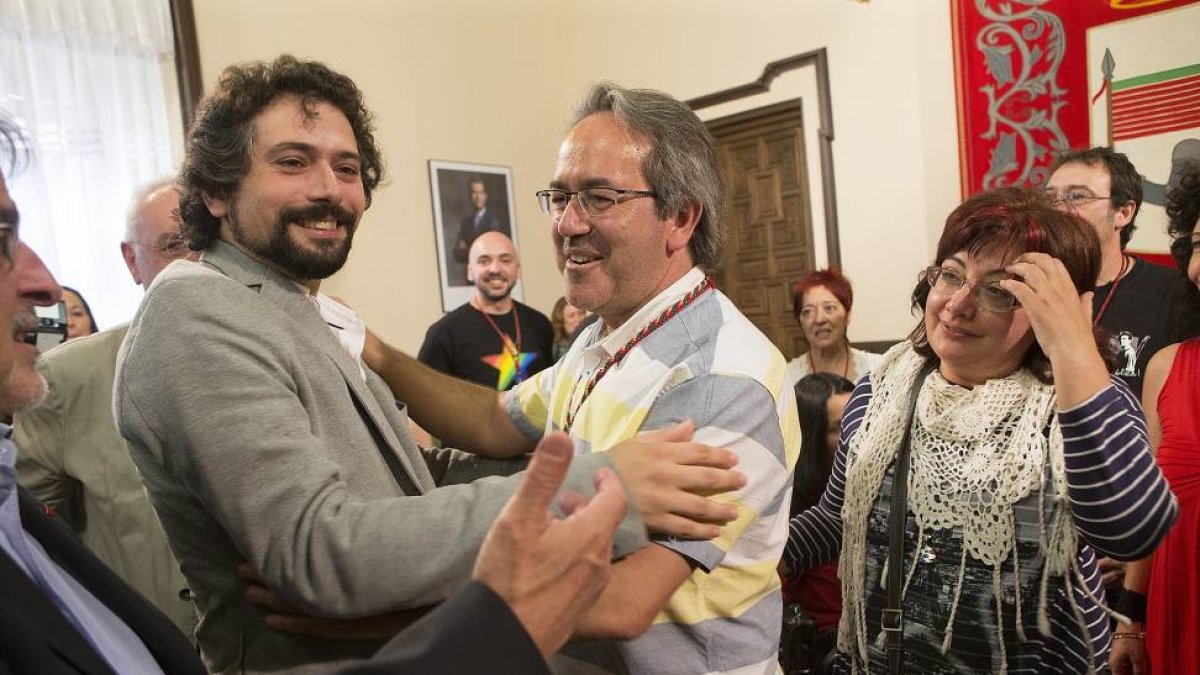 José Sarrión felicita a Francisco Guarido tras el pleno de constitución de la corporación municipal del ayuntamiento de Zamora.-Ical