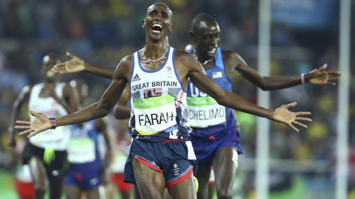 Mo Farah culmina el doblete en fondo al ganar la final de 5.000 metros.-REUTERS / LUCY NICHOLSON