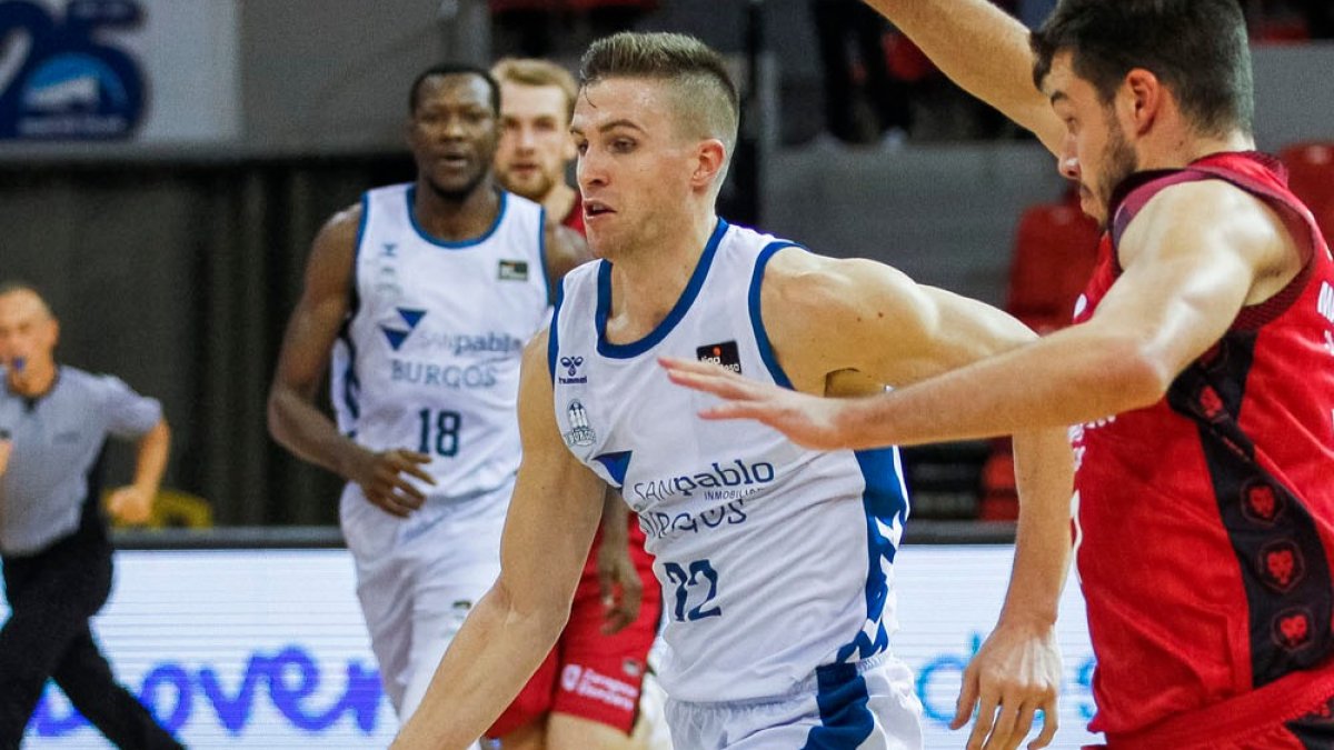 Rabaseda entra a canasta ante la oposición del jugador de Zaragoza Brussino. ACB PHOTO