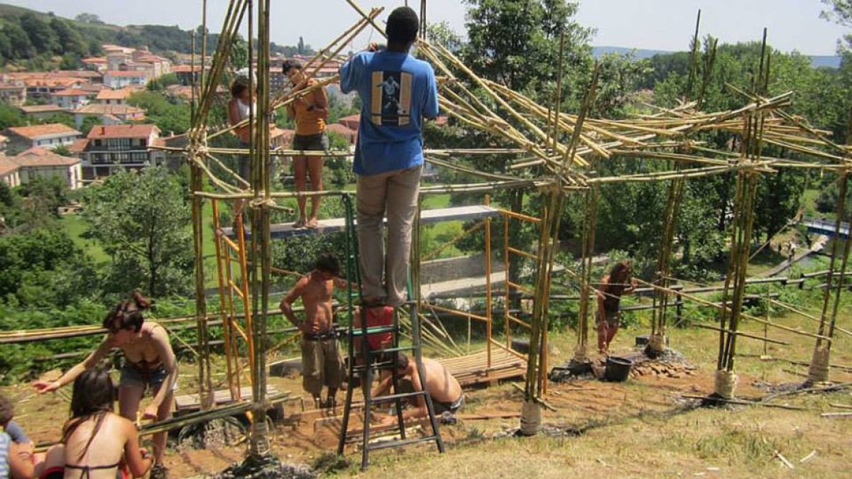 Participantes de la primera edición de Artim aprendiendo a gestionar recursos naturales que la madre naturaleza pone a nuestra disposición.-ÁBREGO