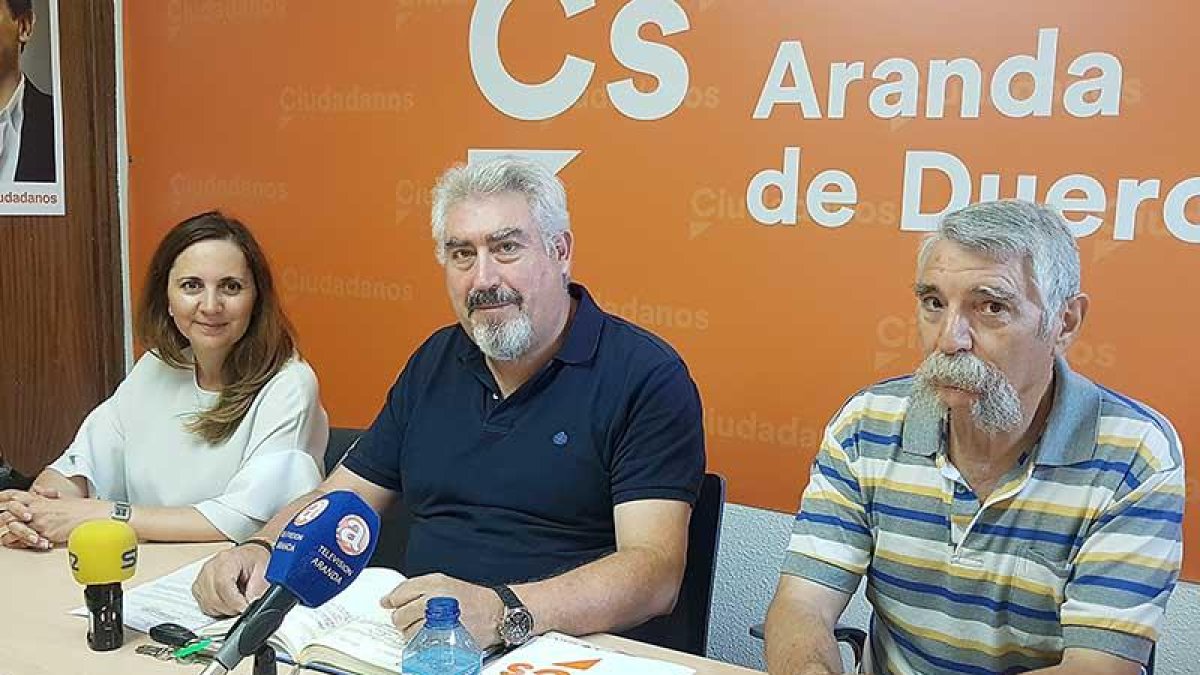 José Ignacio Delgado (centro) junto a Elia Salinero y José Antonio Fernández.-L. V.