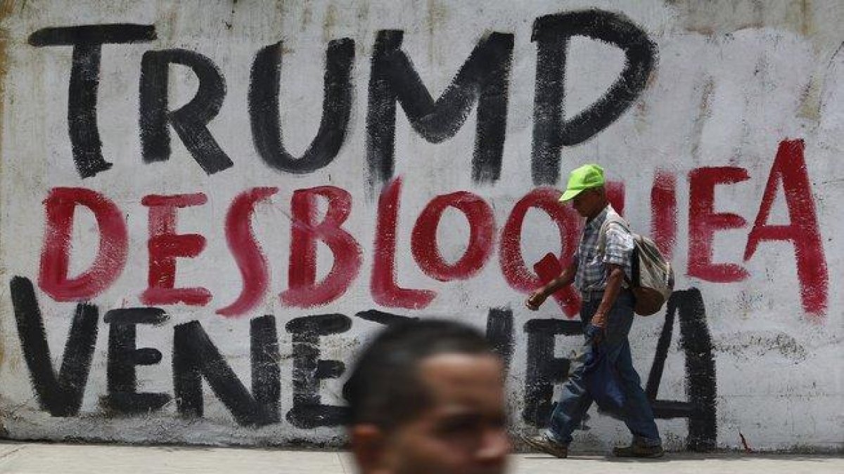 Pintadas callejeras en contra del bloqueo económico de los EEUU a Venezuela.-AP