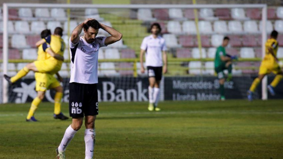 Toché se lamenta mientras el Izarra celebra el gol.-SANTI OTERO