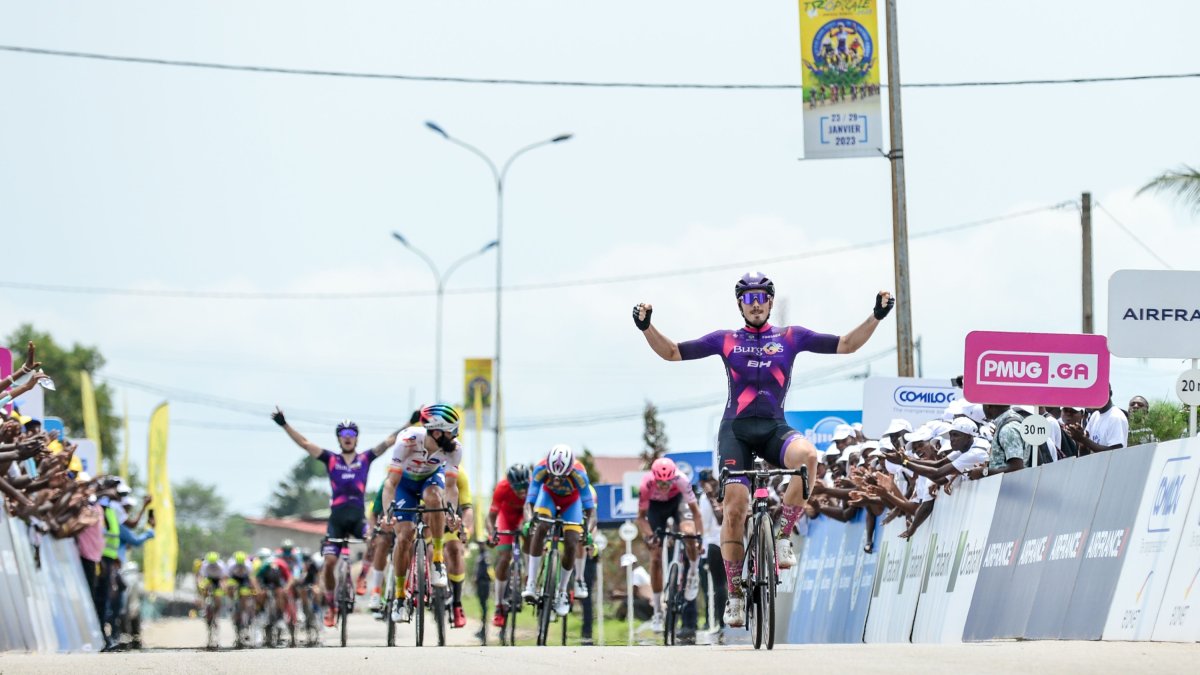 Miguel Ángel Fernández festeja su triunfo en la quinta etapa de Gabón. BURGOS BH