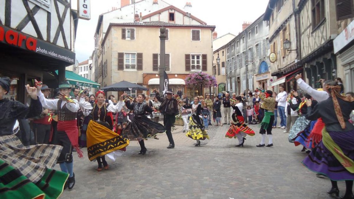 Pasacalles interpretado por el Grupo de Danzas Tierras del Cid.-ECB
