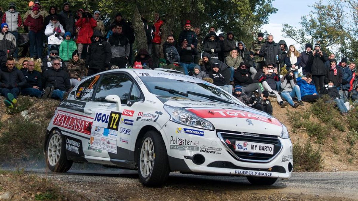 Efrén Llarena traza una curva con su Peugeot 208 R2.-David Pérez-Maza