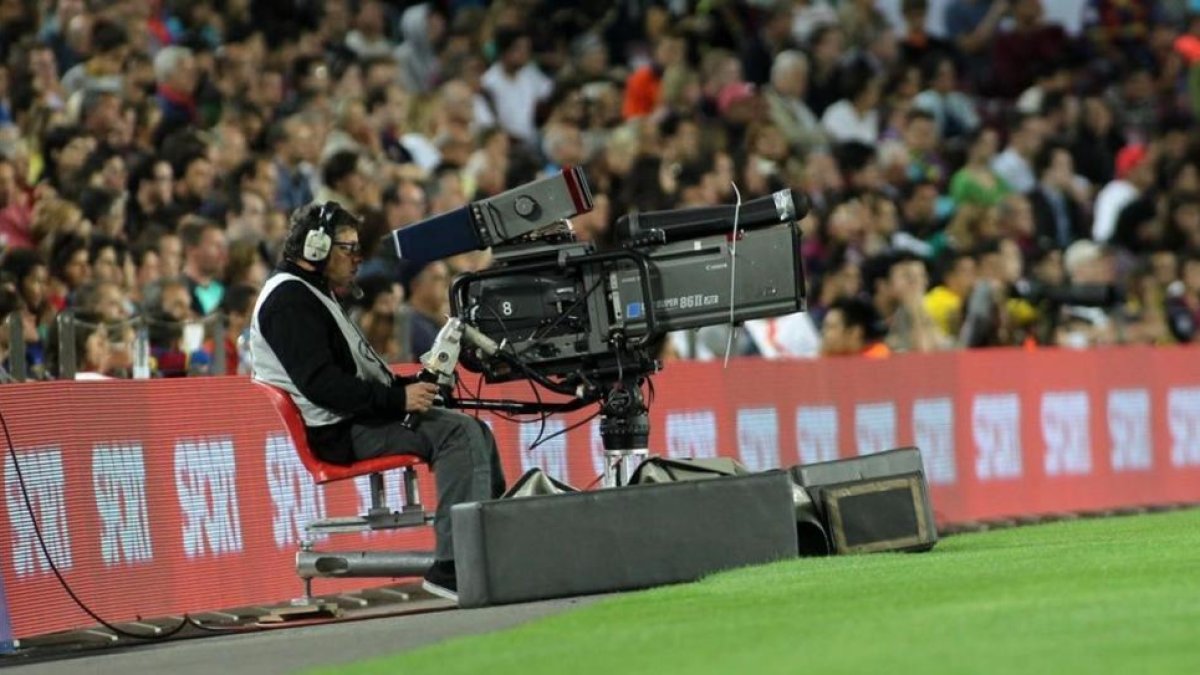 Cámara de televisión durante la retransmisión de un partido de fútbol.-