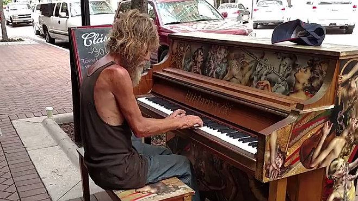 Daniel Gould, durante su interpretación callejera en Saratosa (Florida), el 30 de junio.-Foto: YOUTUBE