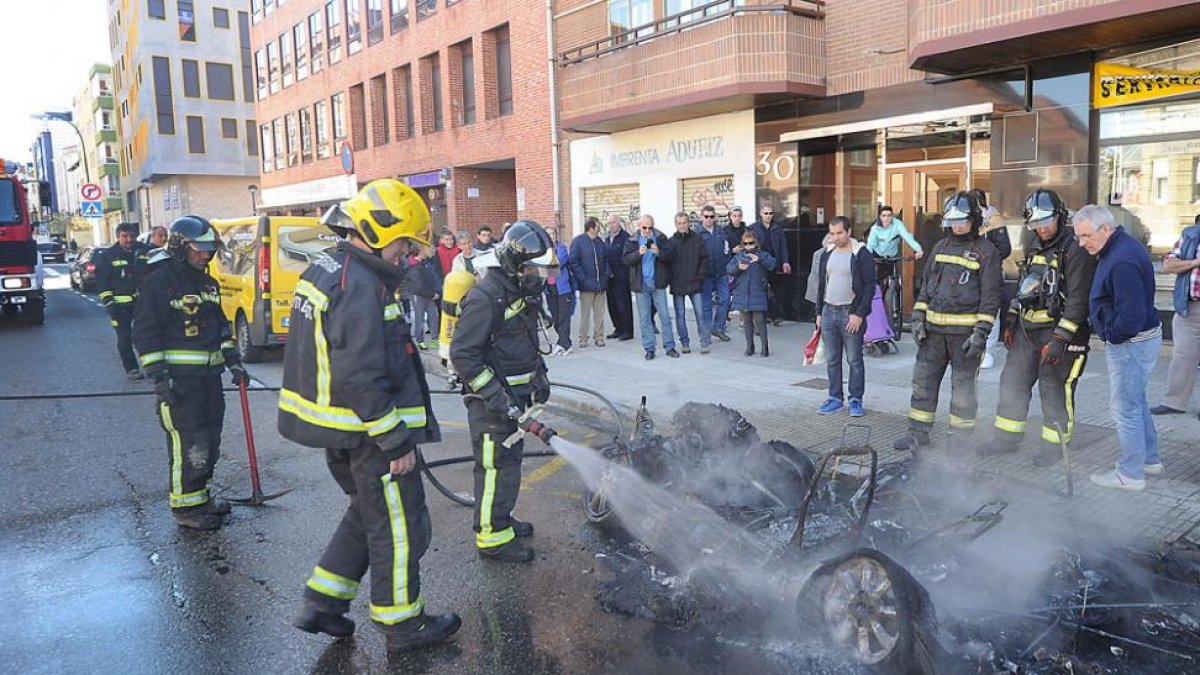 Los bomberos durante una intervención en el incendio de un vehículo en la calle San Pedro Cardeña.-ISRAEL L. MURILLO