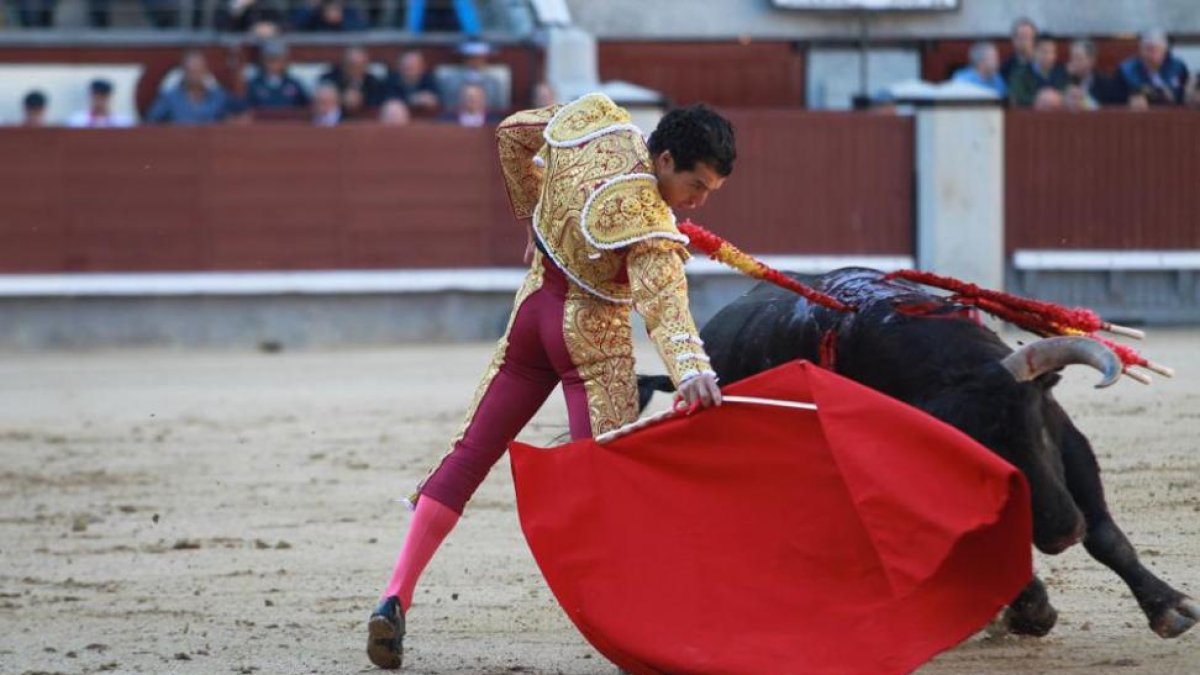 Morenito de Aranda durante la faena de uno de los toros de su lote.-EL MUNDO