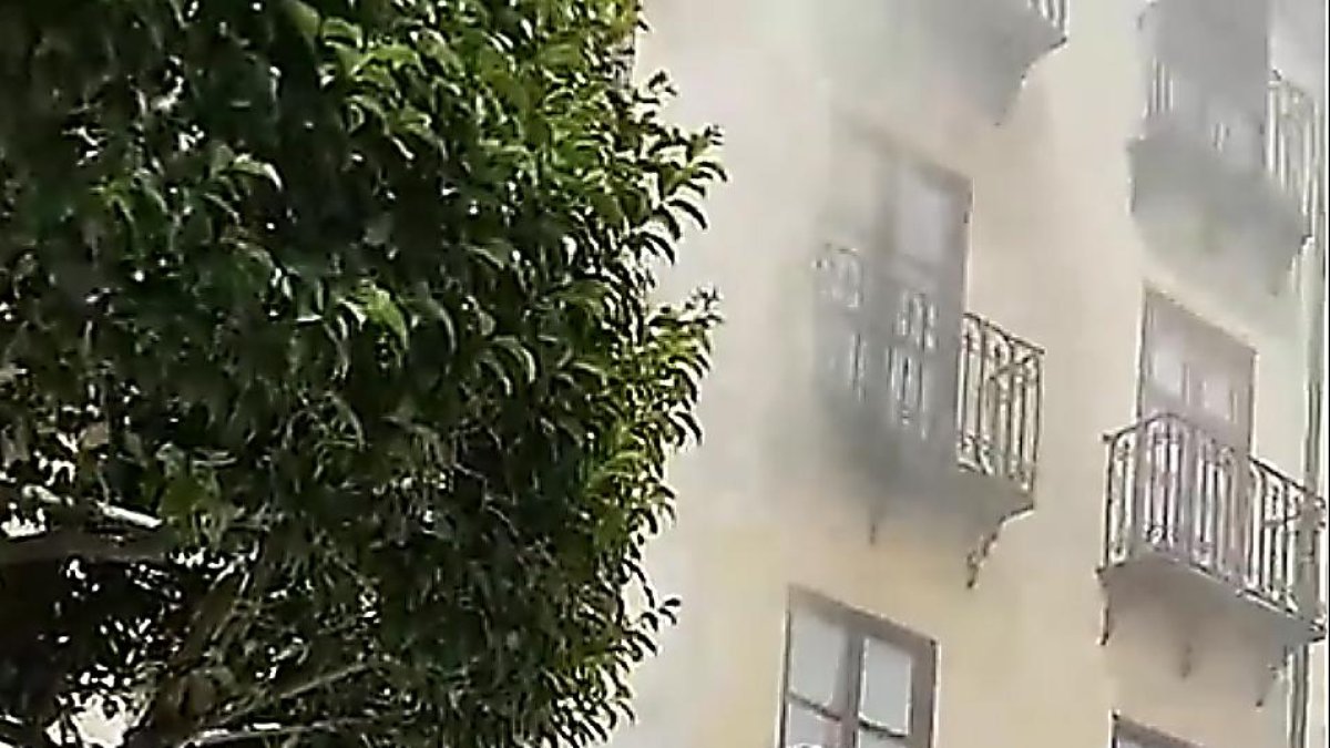 El chorro de agua superó la altura del edificio, de tres pisos.-ECB