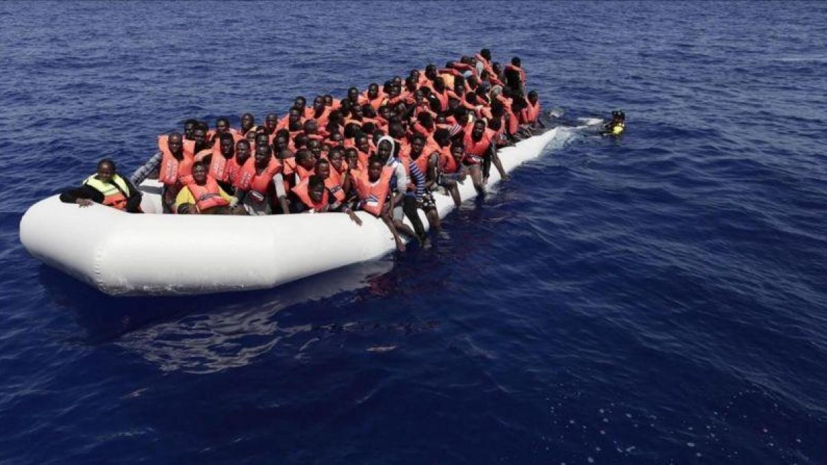 Embarcación con más de 300 inmigrantes rescatados en su camino hacia Malta, el 18 de agosto.-EFE / YARA NARDI