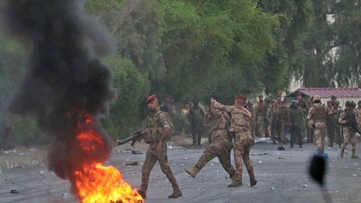 Enfrentamiento entre manifestantes y policía en Bagdad.-HADI MIZBAN (AP)